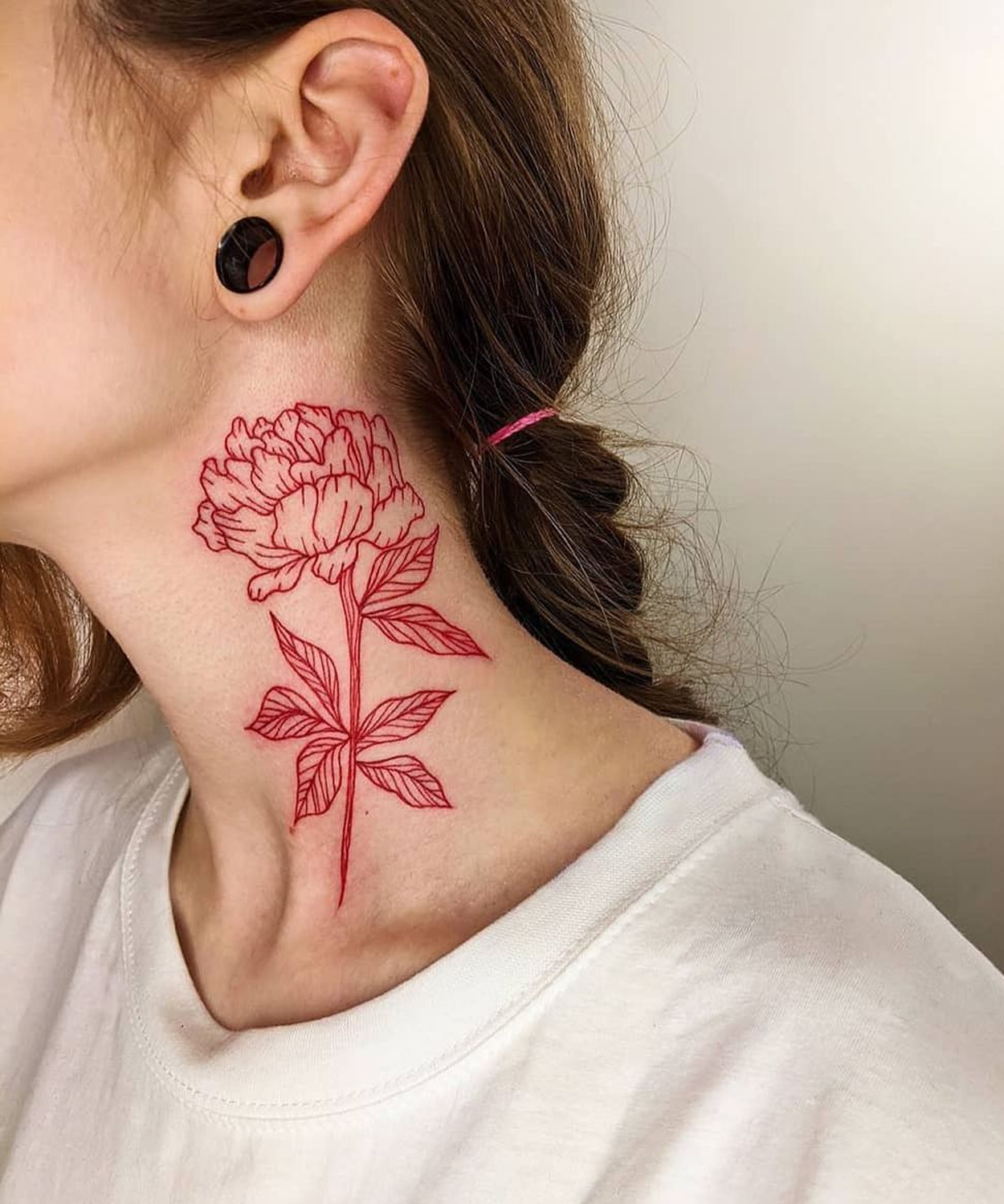 tatuagem no pescoço vermelha