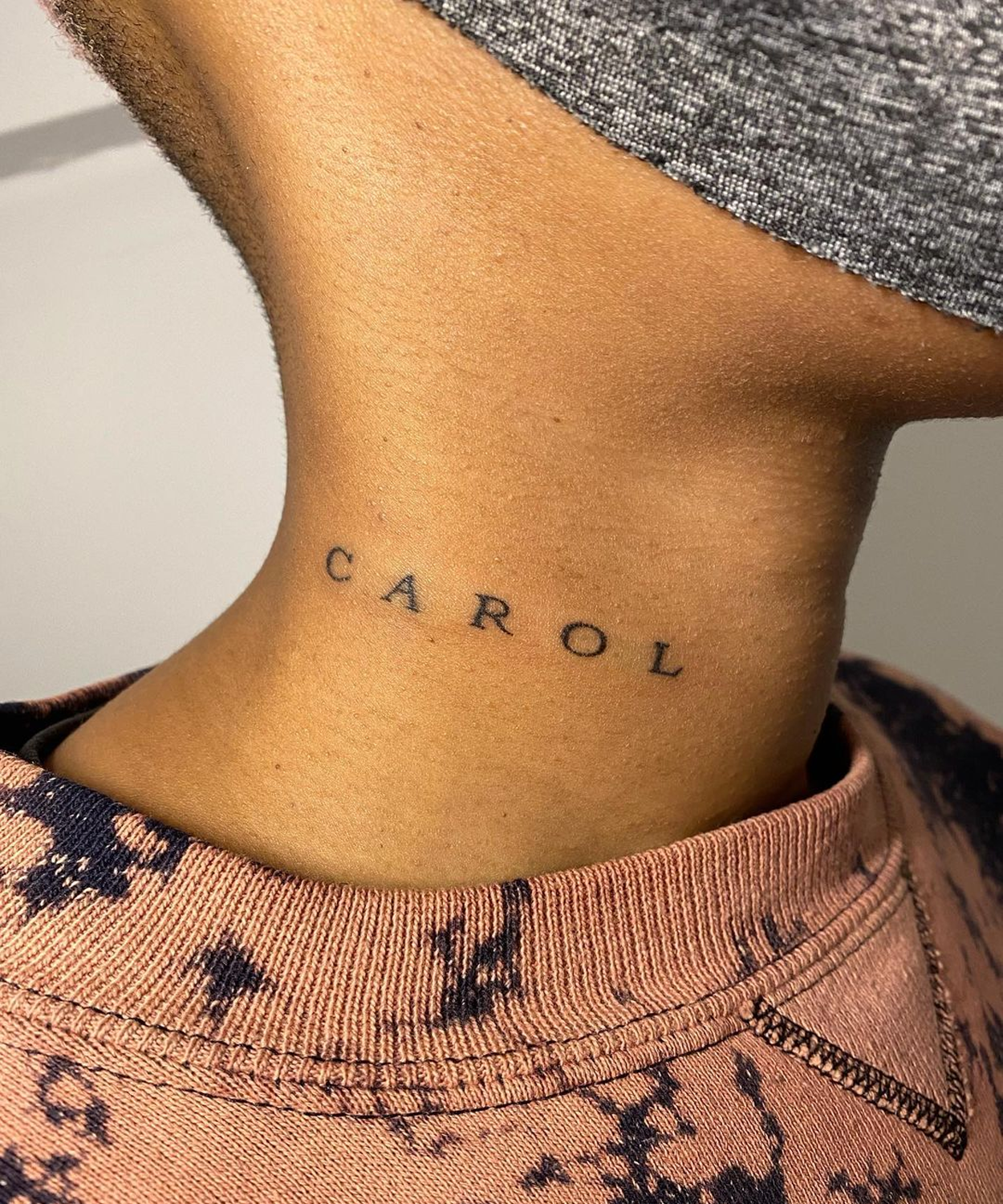 tatuagem no pescoço com nome