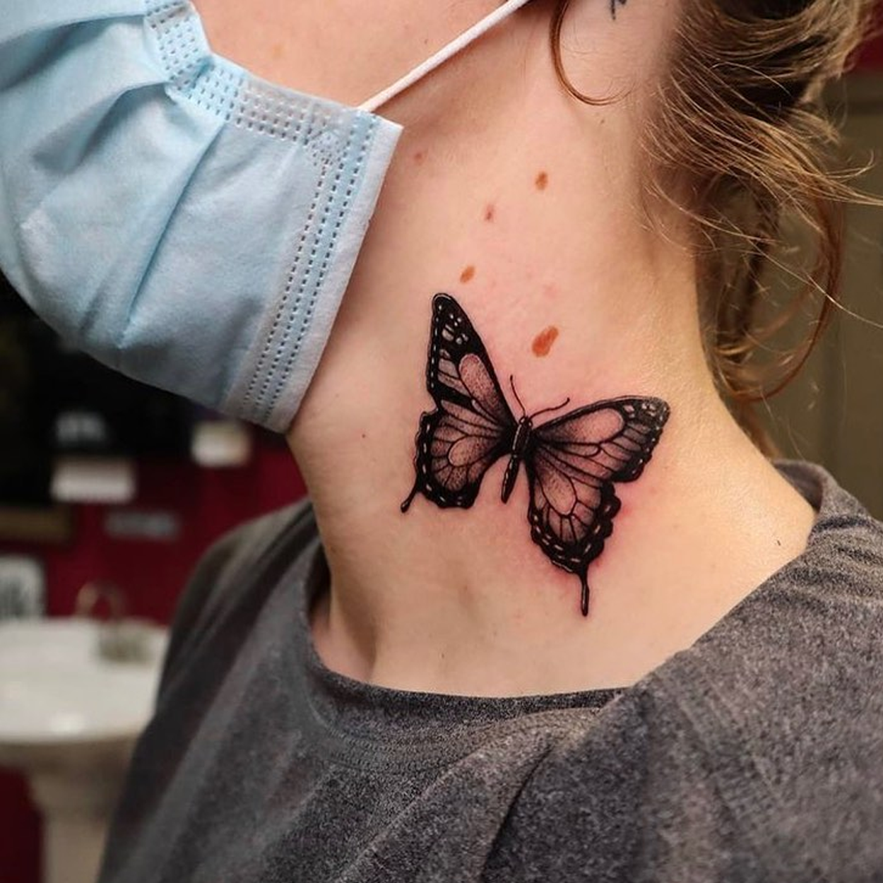 tatuagem no pescoço de borboleta