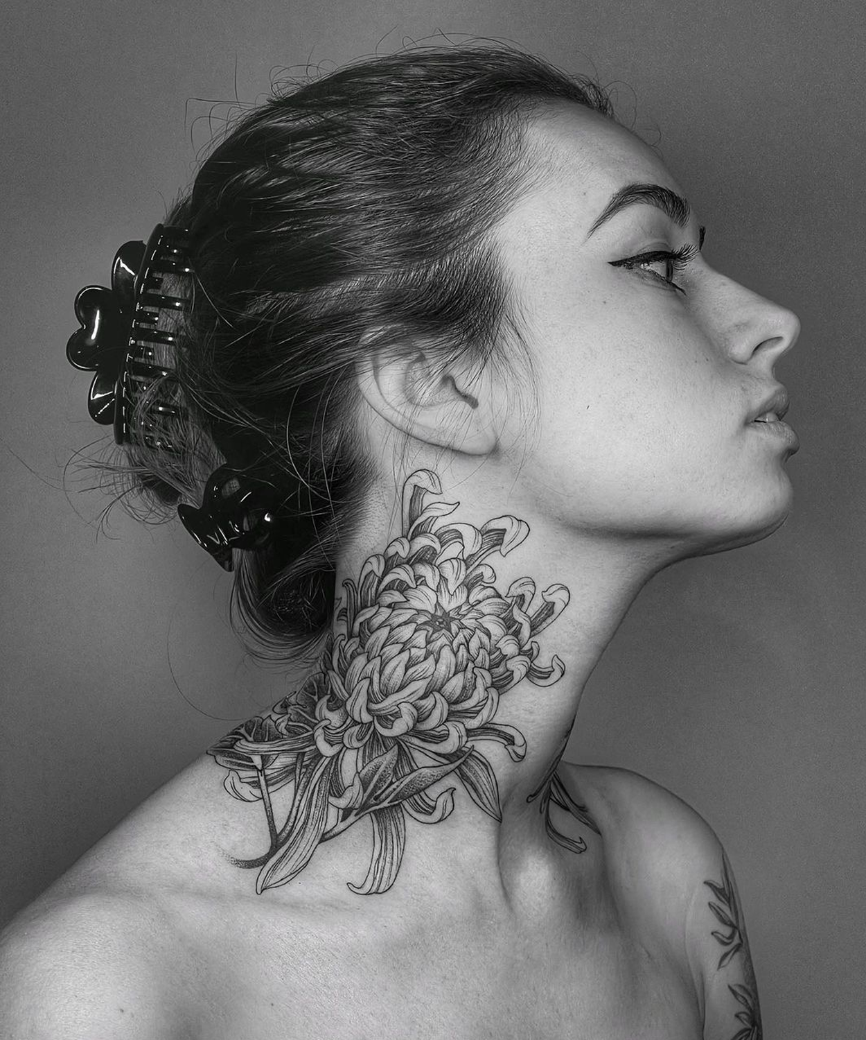 tatuagem no pescoço feminina