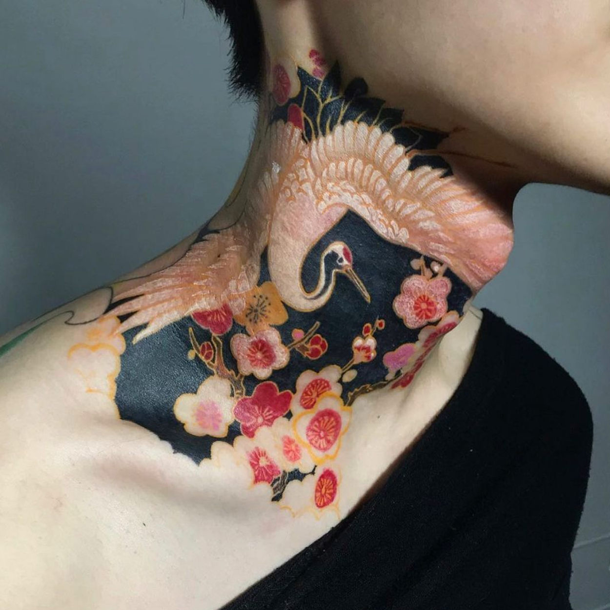 tatuagem no pescoço colorida