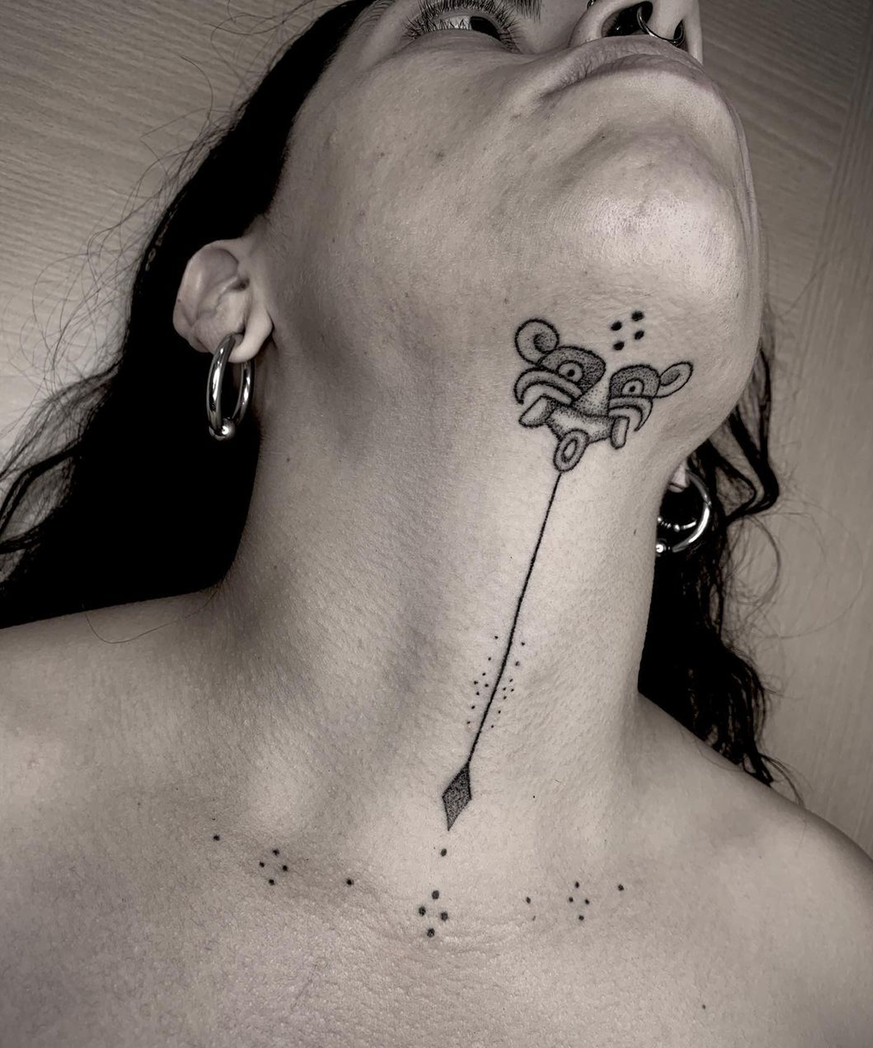 Tatuagem no pescoço: as 50 MELHORES ideias para uma tattoo aparente