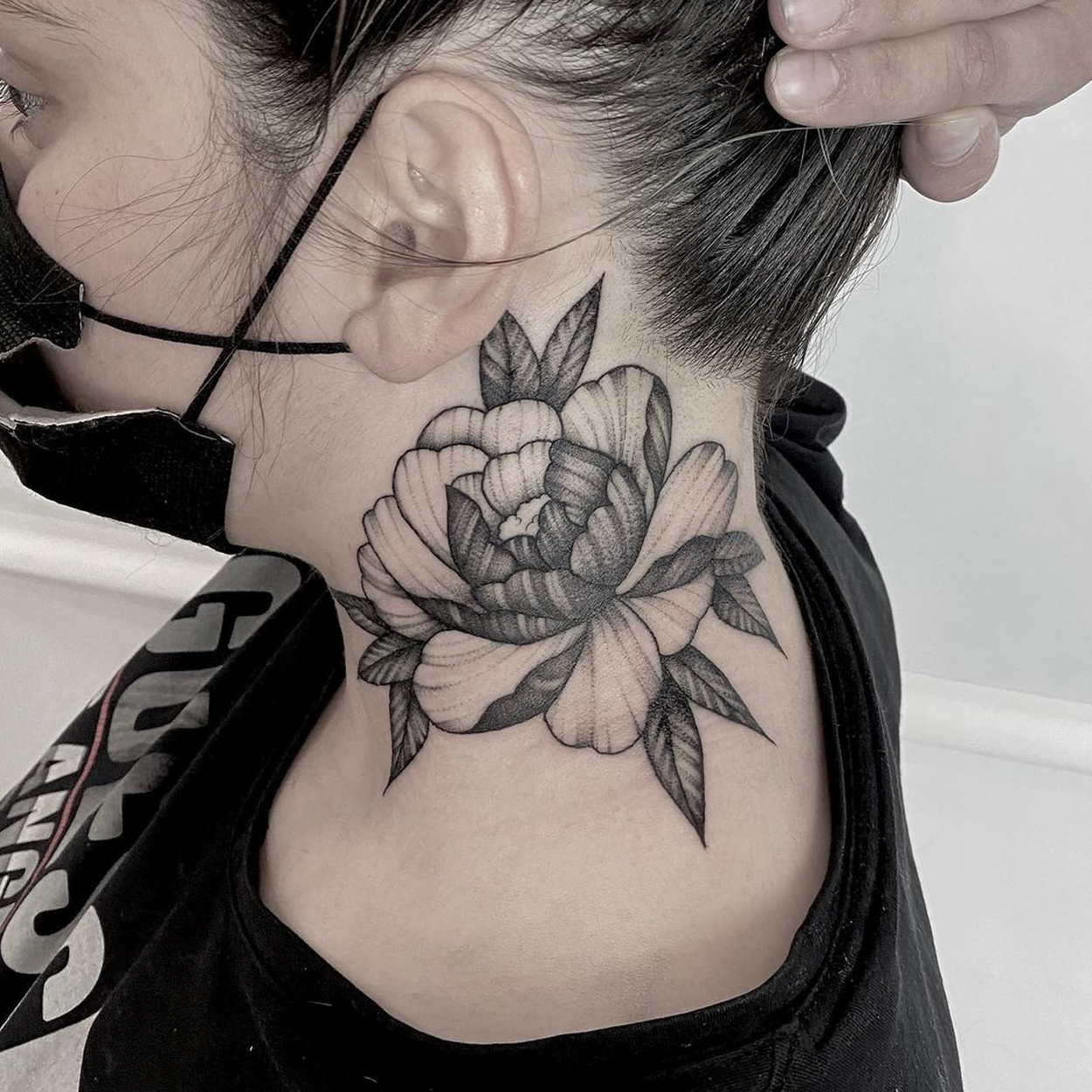 tatuagem no pescoço de flores
