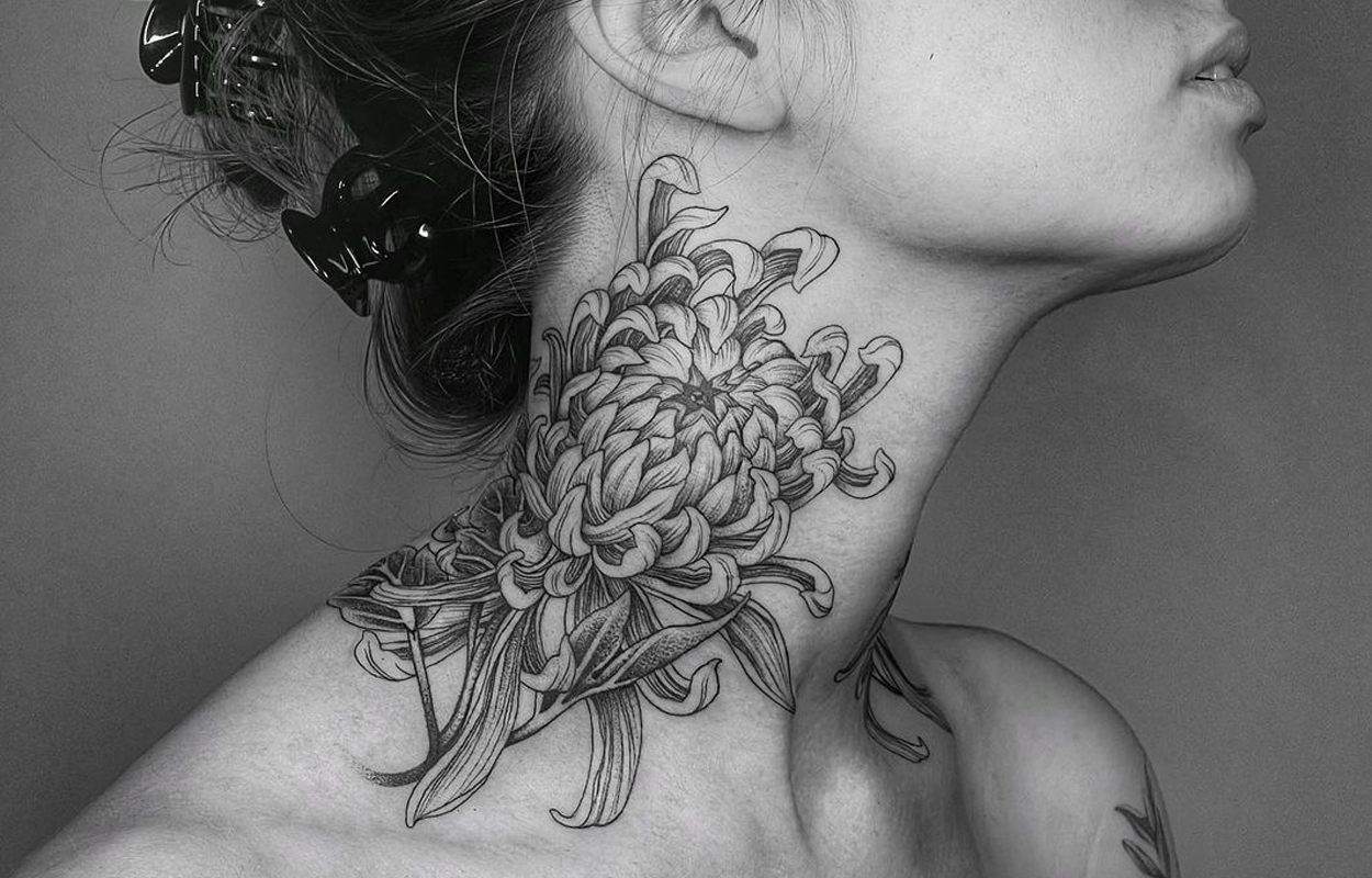 tatuagem no pescoço feminina