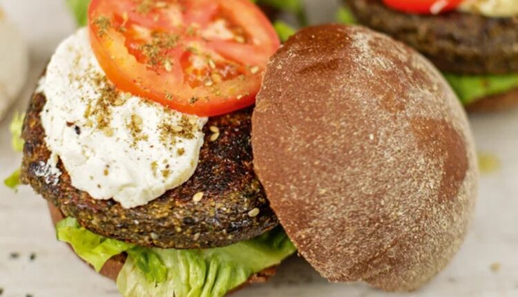 Hambúrguer de falafel com queijo chancliche