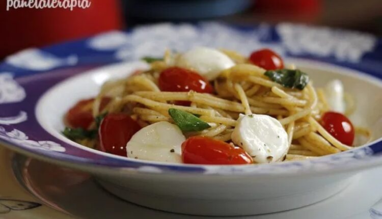 Macarrão integral caprese