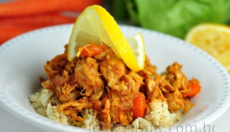 Peito de frango low carb com cenoura e arroz de couve-flor