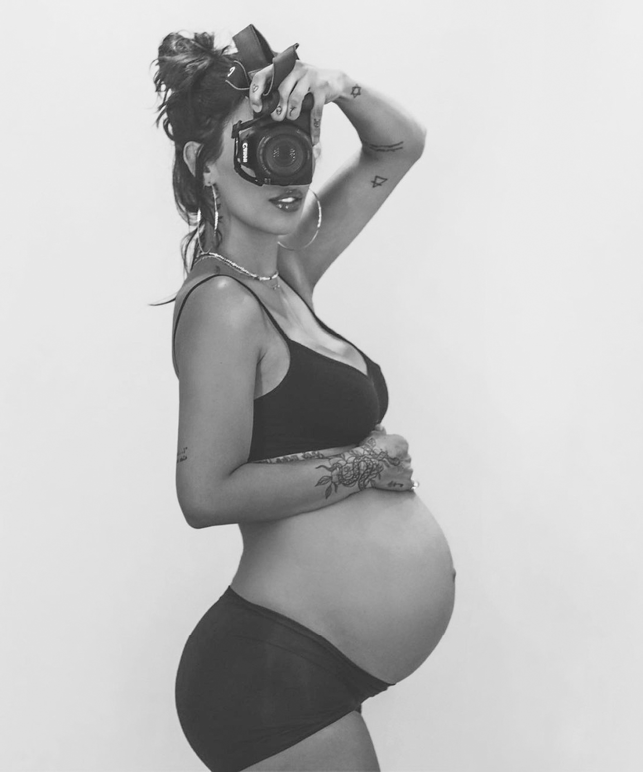 foto tumblr de grávida preto e branco