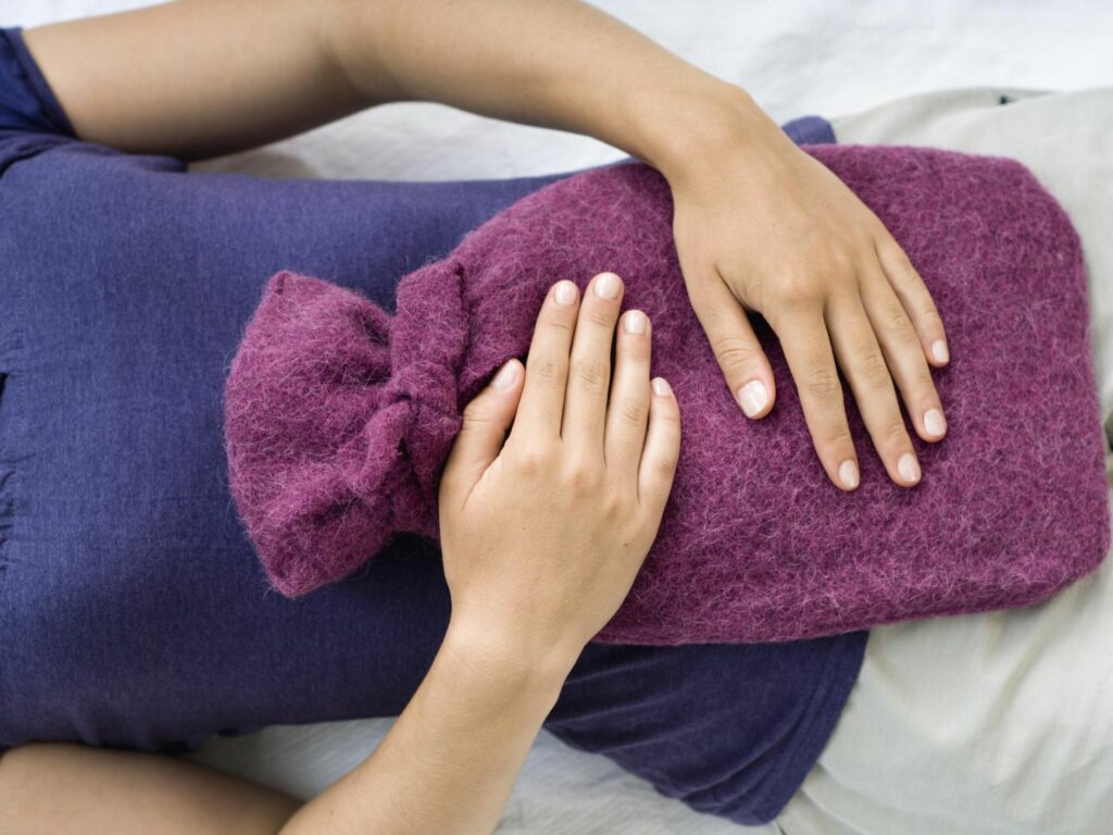 Faça massagens para cólicas para aliviar os sintomas da TPM