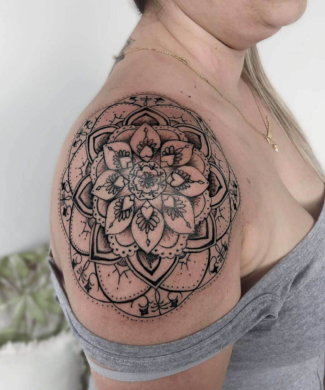 tatuagem de mandala feminina