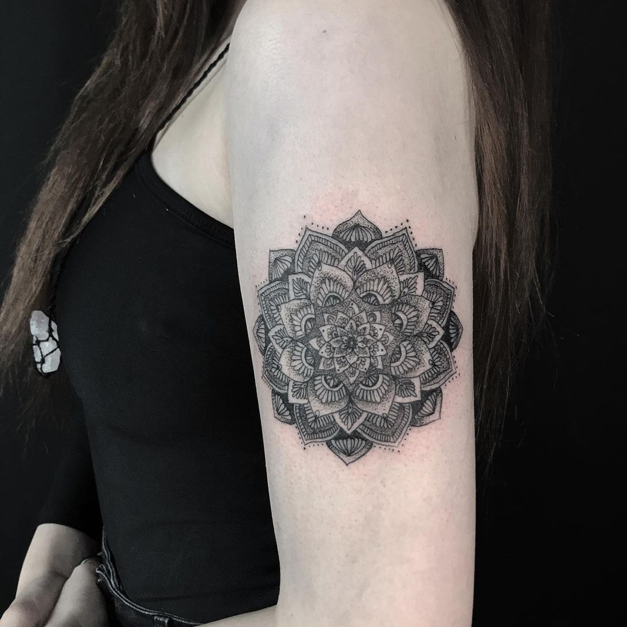 tatuagem de mandala no braço com detalhes
