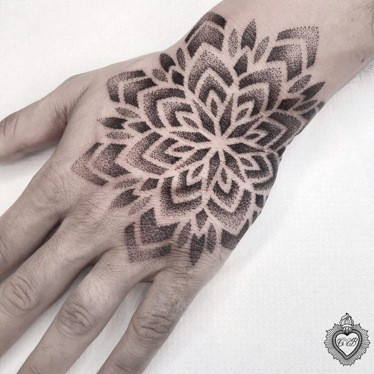 tatuagem de mandala na mão