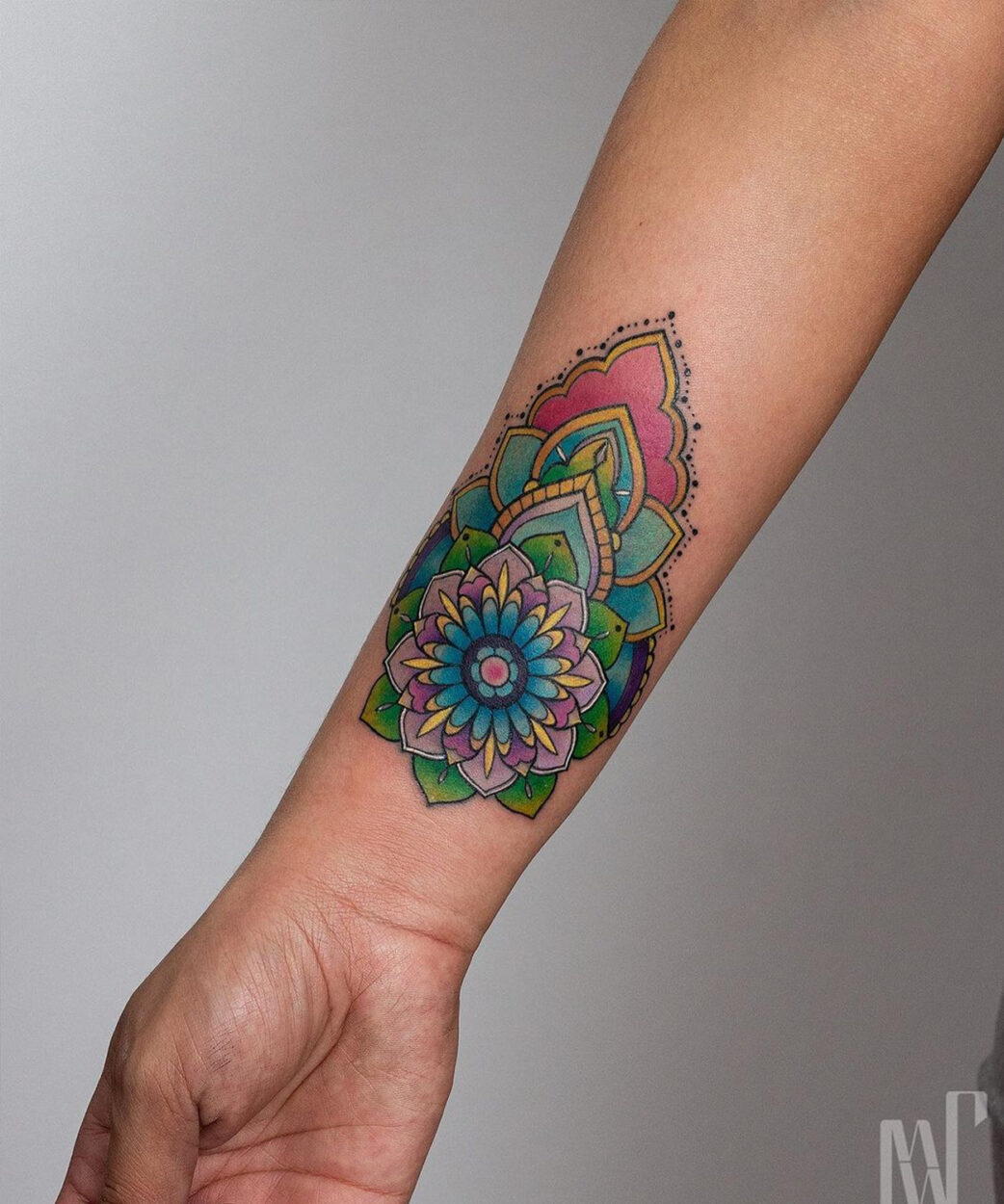 tatuagem de mandala colorida