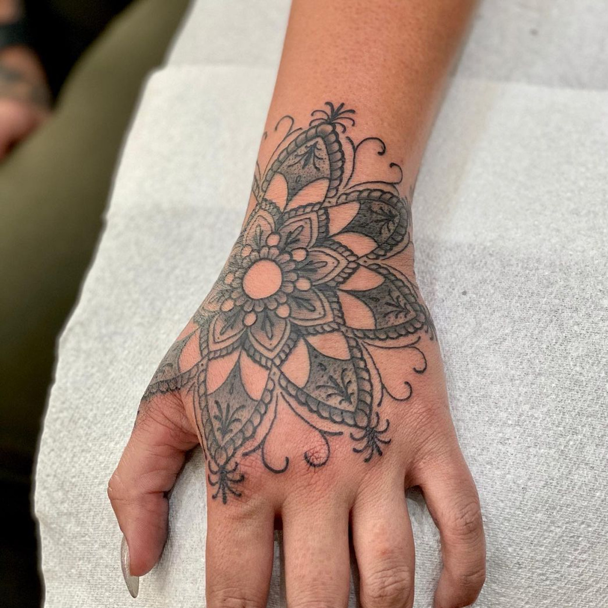 tatuagem de mandala na mão