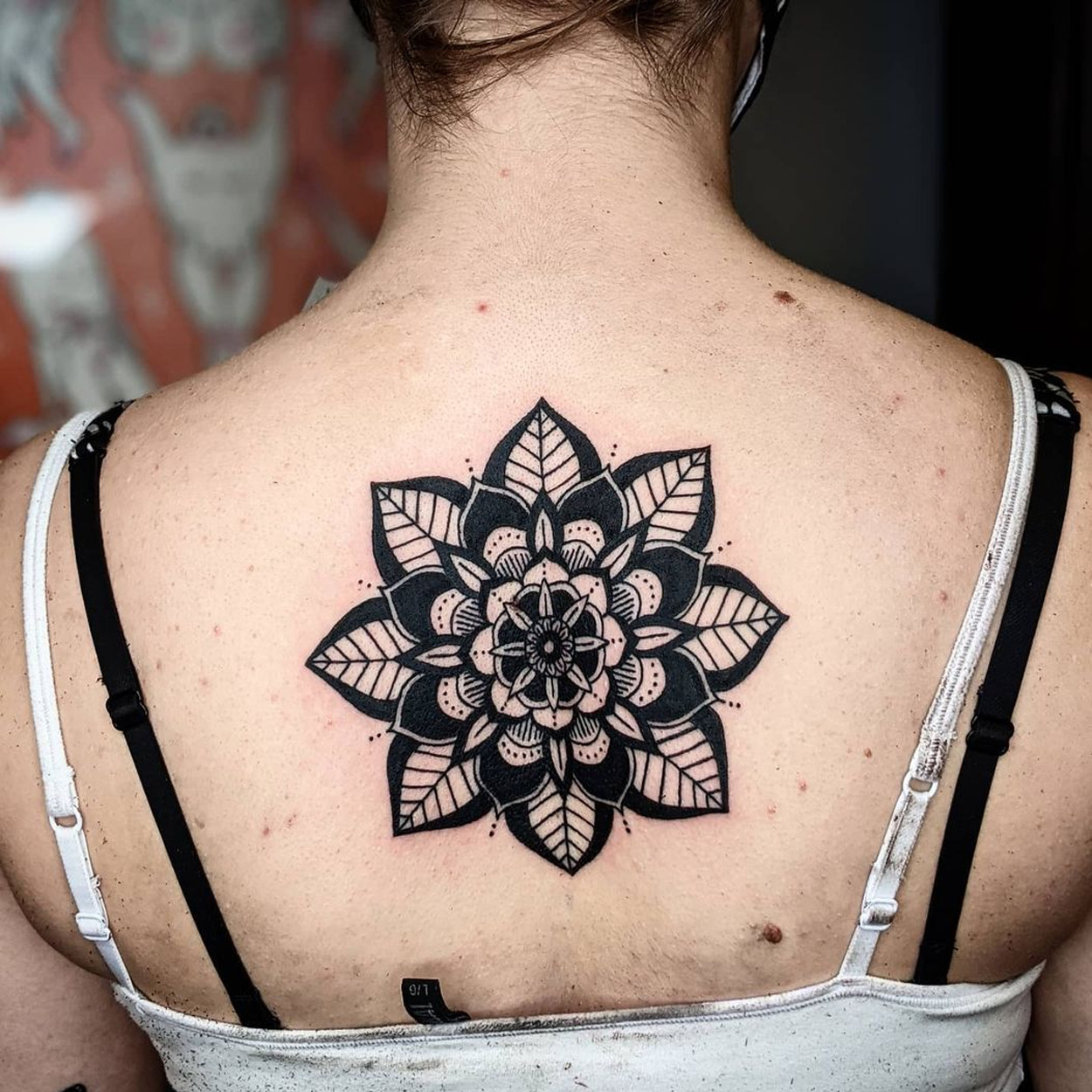 tatuagem de mandala grande nas costas