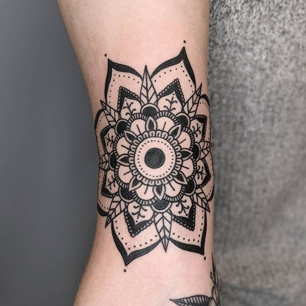 tatuagem de mandala estilo flor