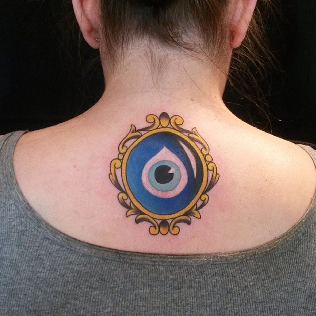 tatuagem de olho grego colorida