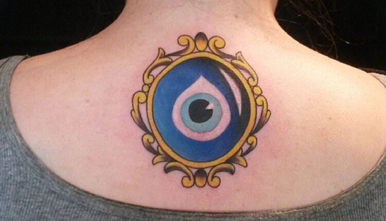 tatuagem de olho grego azul nas costas