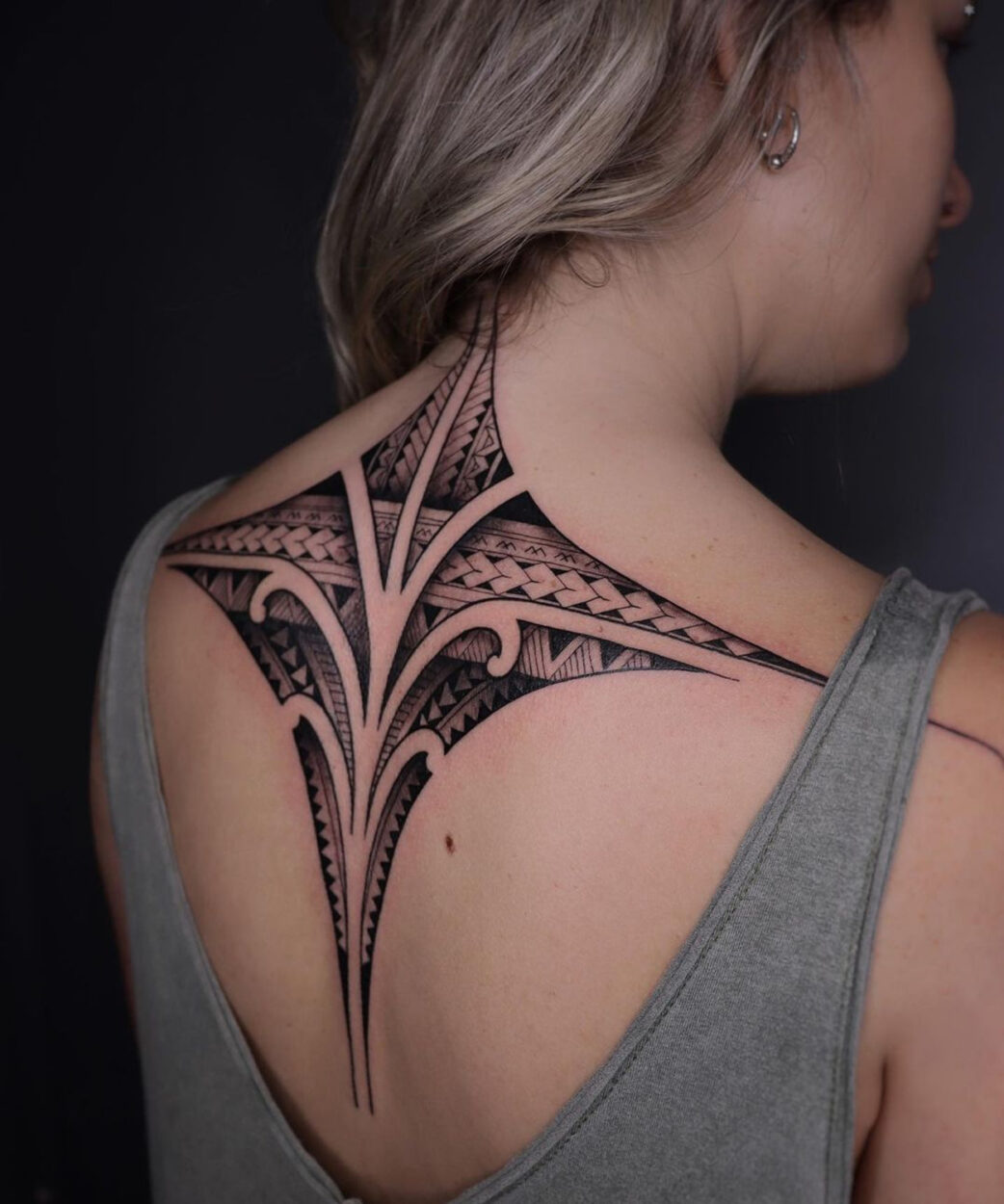 tatuagem maori nas costas grande
