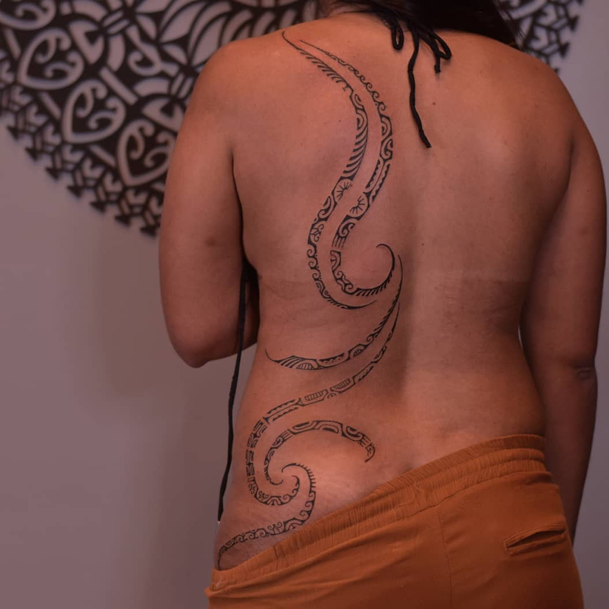 tatuagem maori nas costas