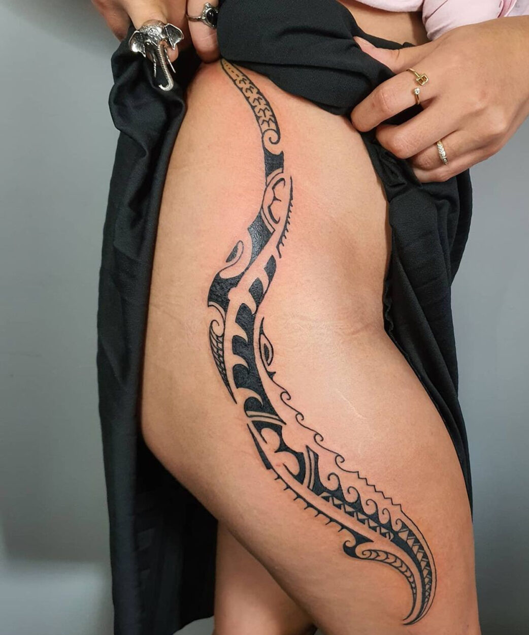 tatuagem maori feminina na coxa