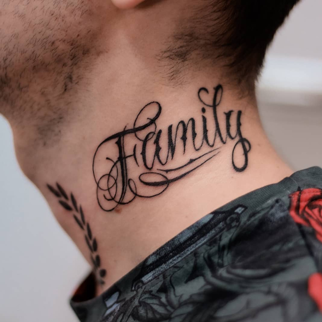 tatuagem no pescoço masculina escrita
