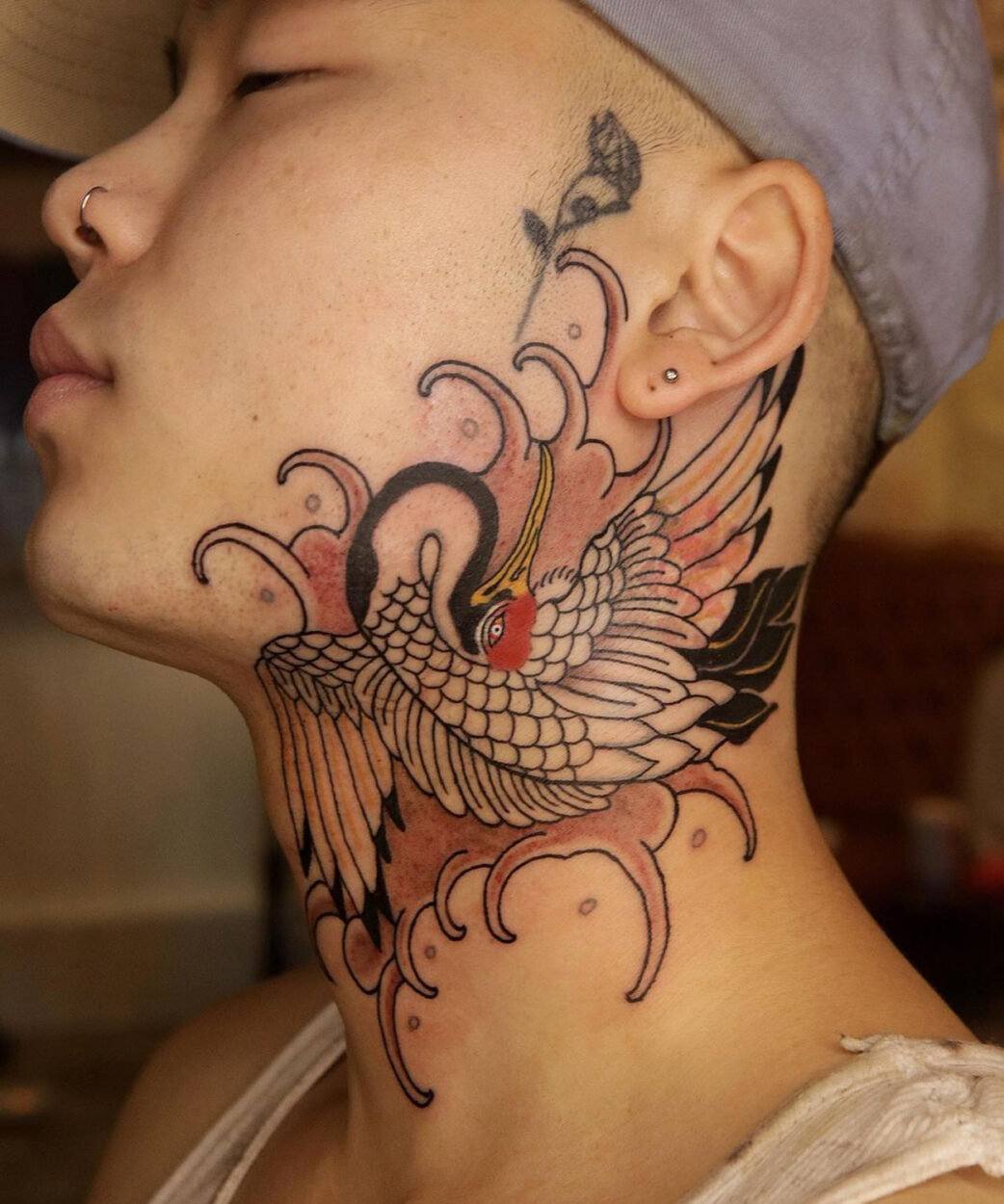 tatuagem no pescoço masculina colorida