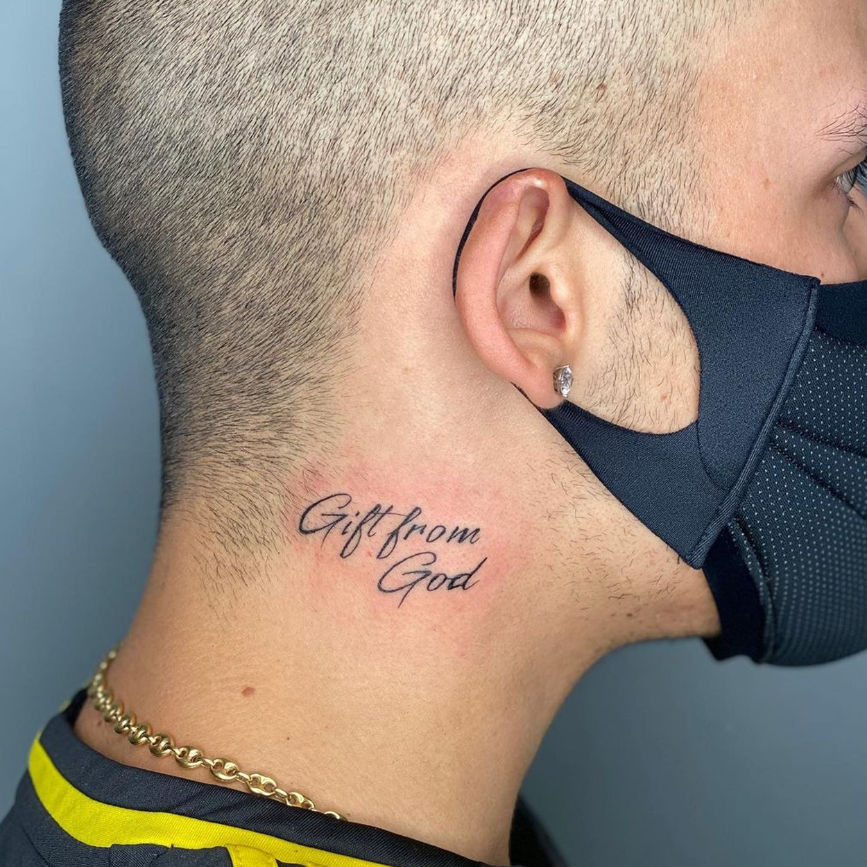 tatuagem no pescoço masculina escrita