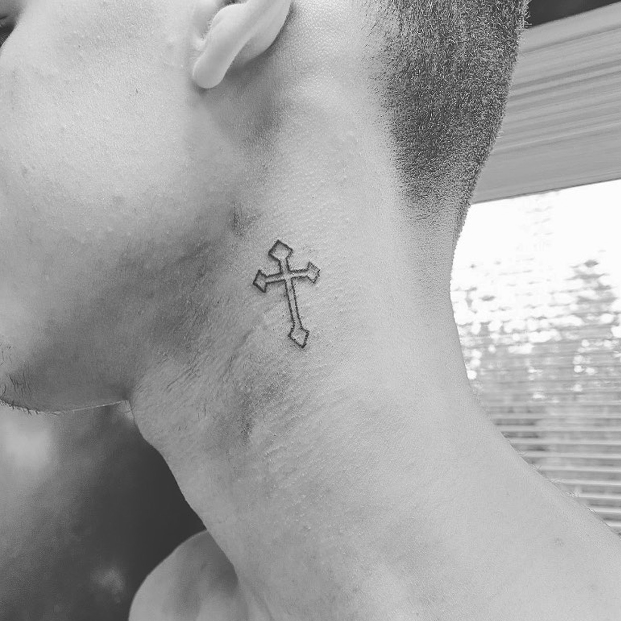 tatuagem no pescoço masculina de cruz