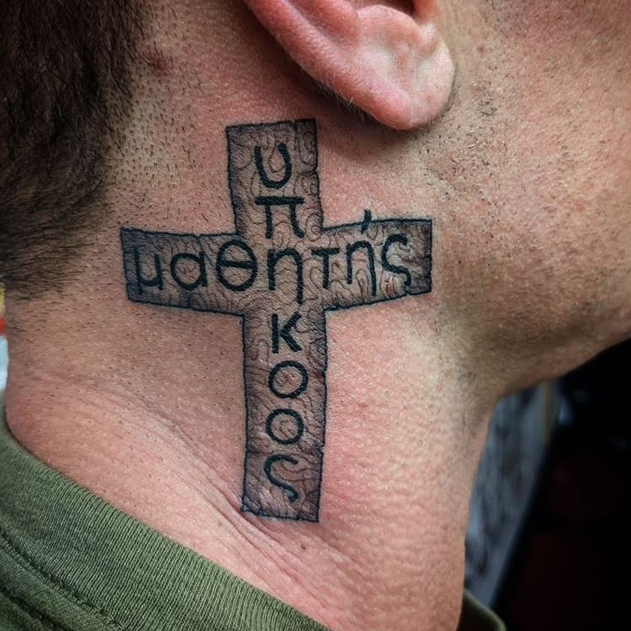 tatuagem no pescoço masculina de cruz