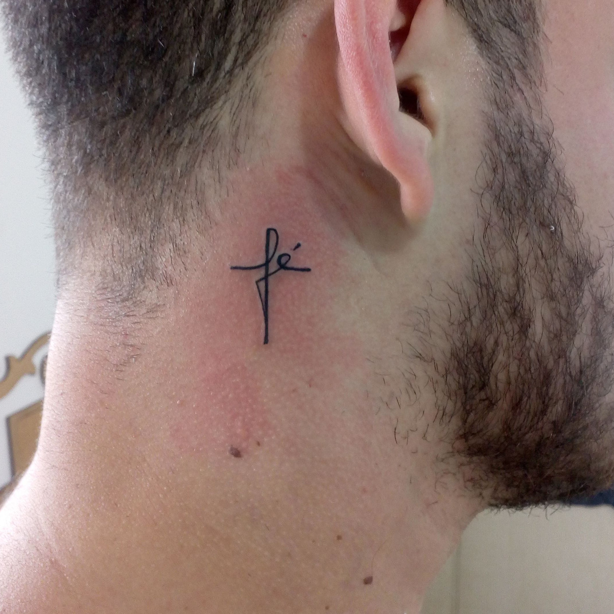 tatuagem no pescoço masculina de fé