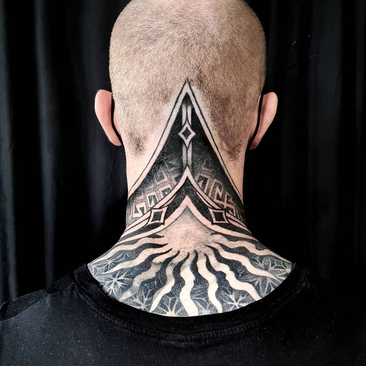 tatuagem no pescoço masculina atrás