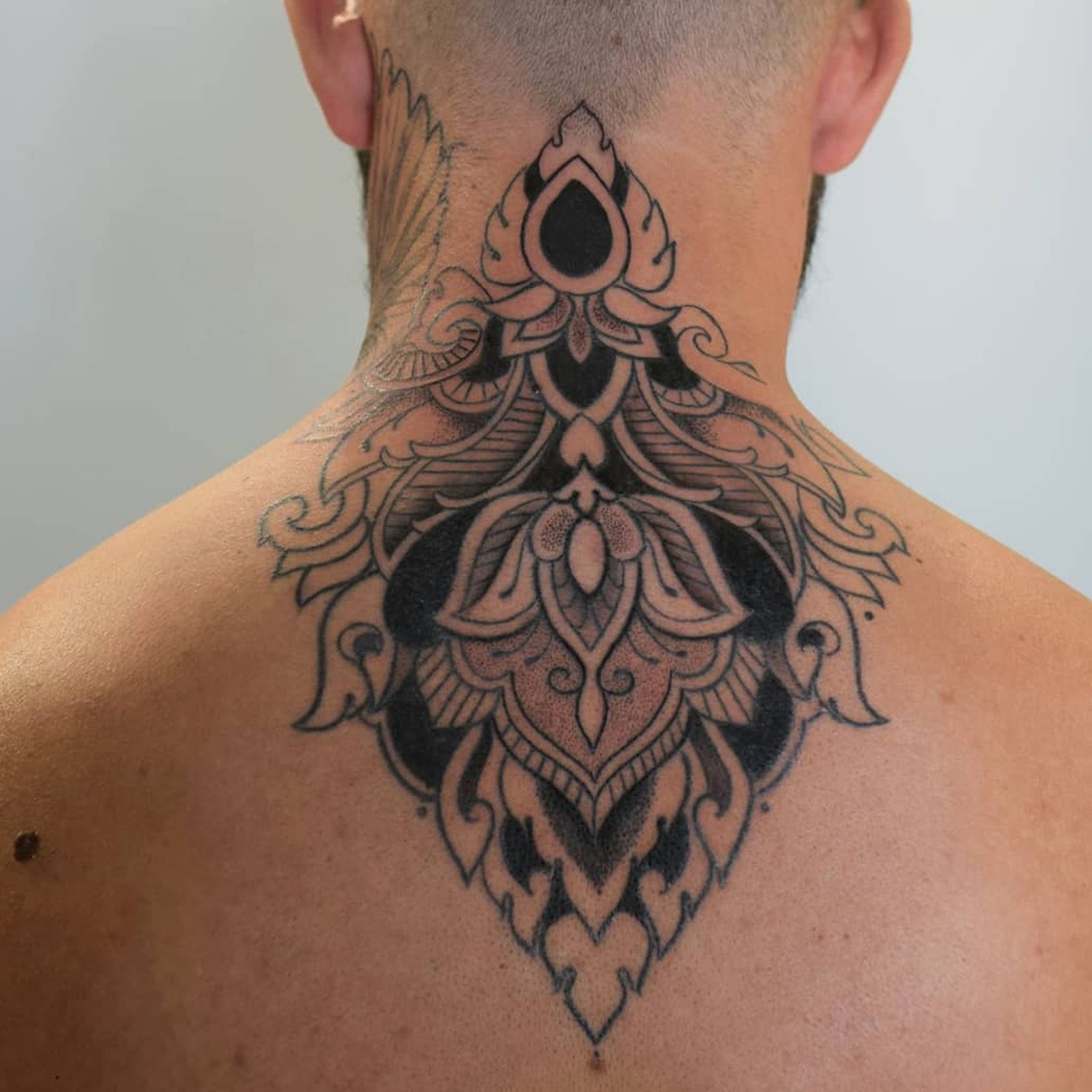 tatuagem no pescoco masculina 39