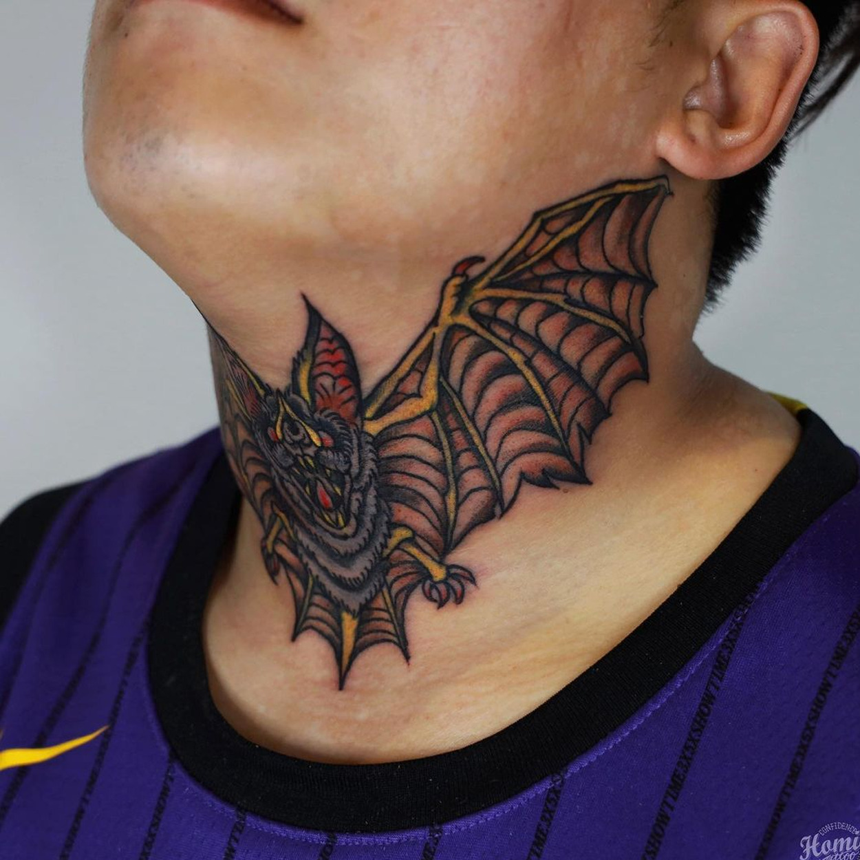 tatuagem no pescoço masculina colorida
