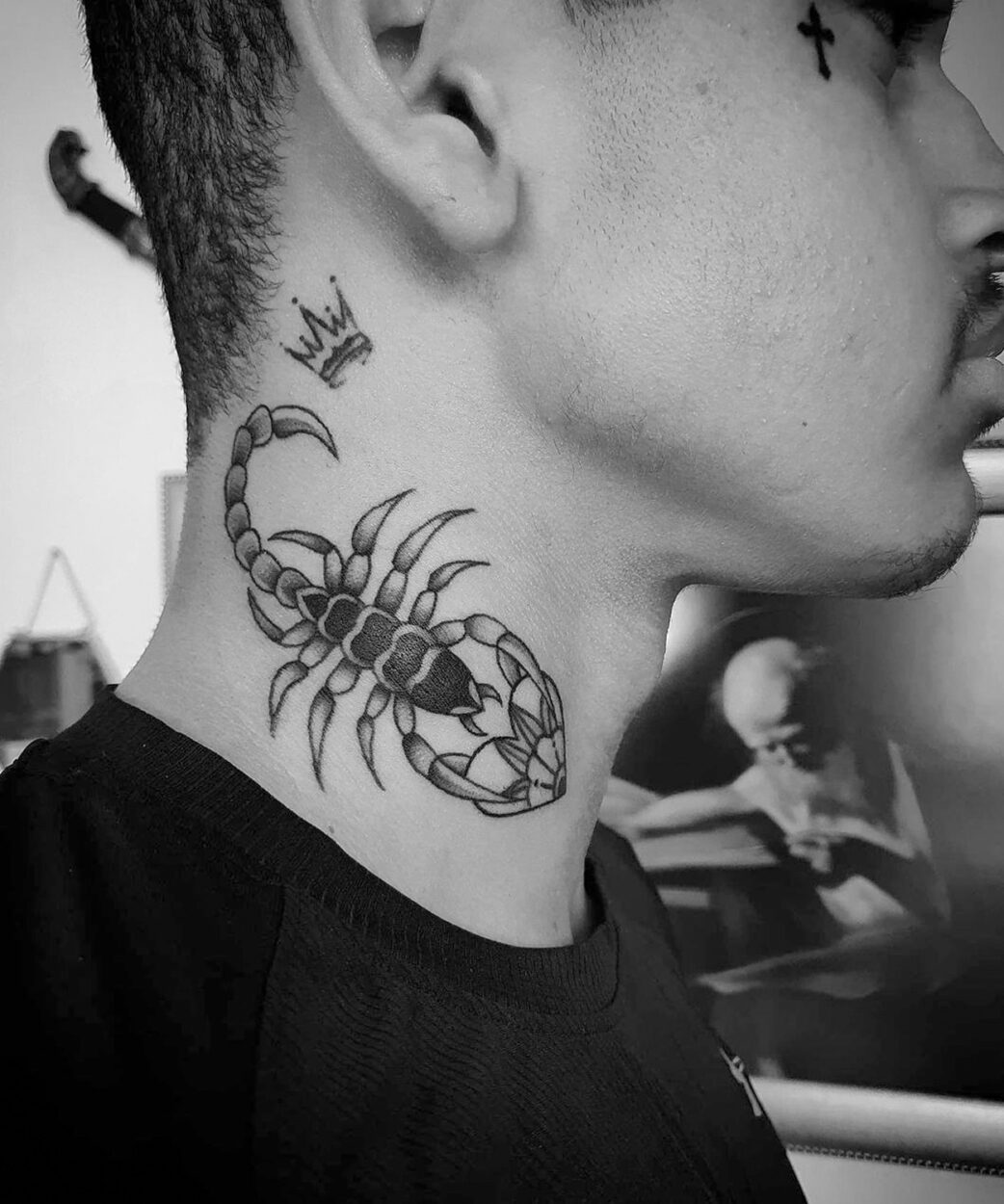 tatuagem no pescoço masculina grande