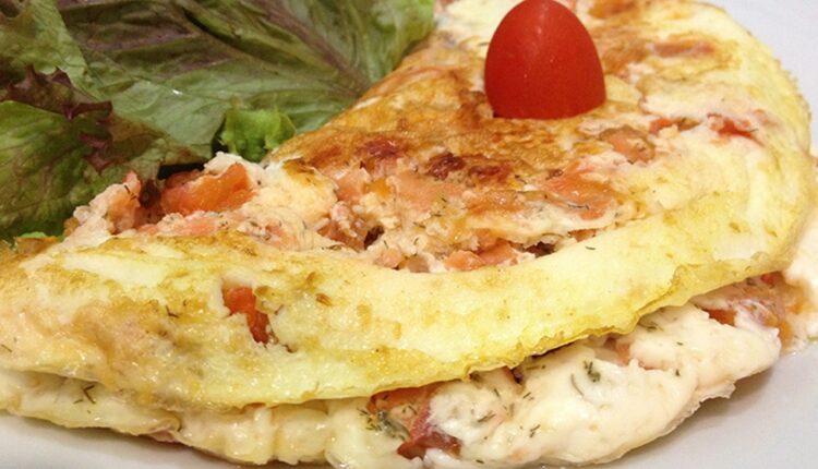 Omelete de salmão defumado, cottage e tomate