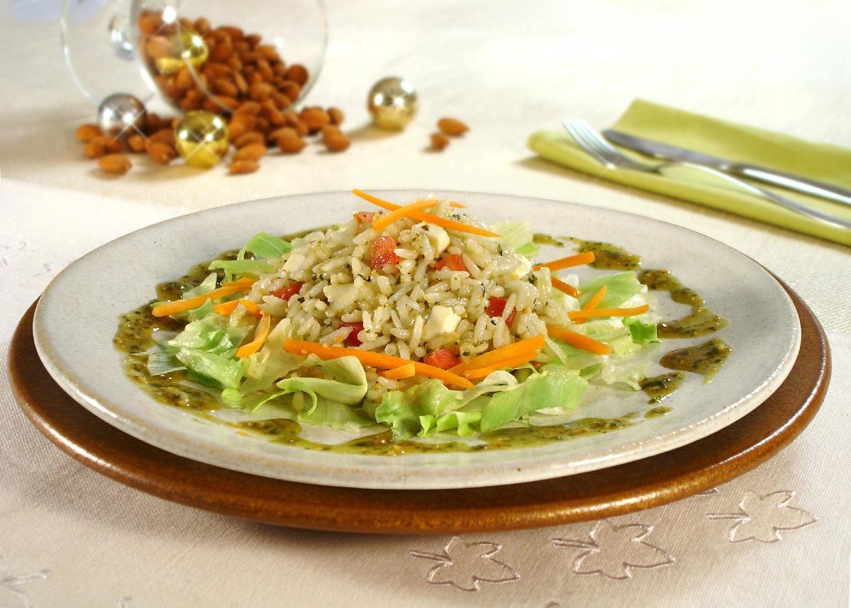 Salada de arroz com pesto de amêndoas e manjericão