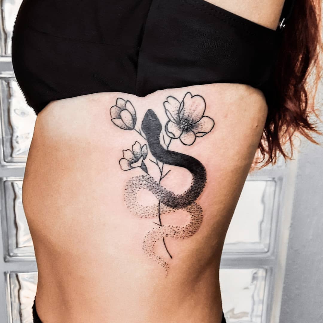 Tatuagem feminina na costela 10