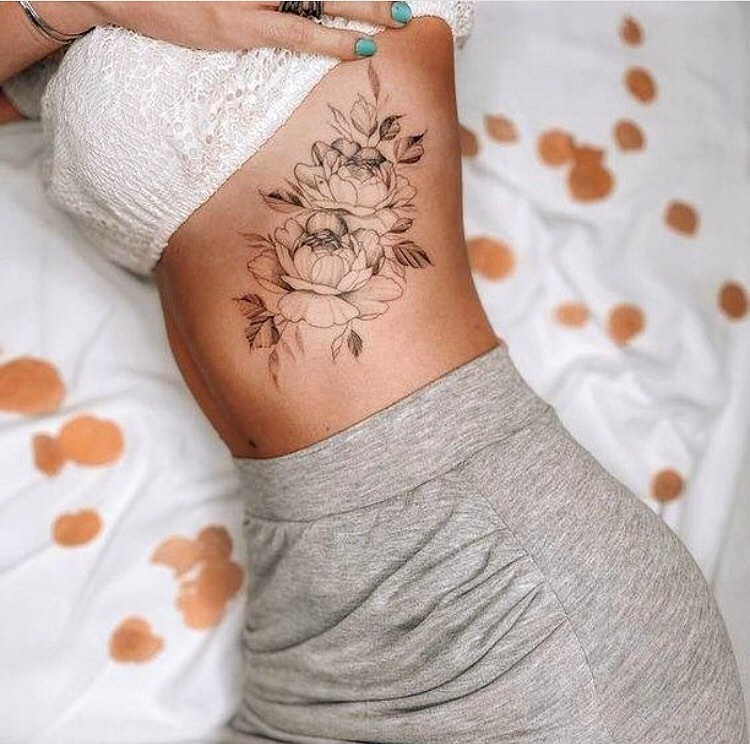Tatuagem feminina na costela 11