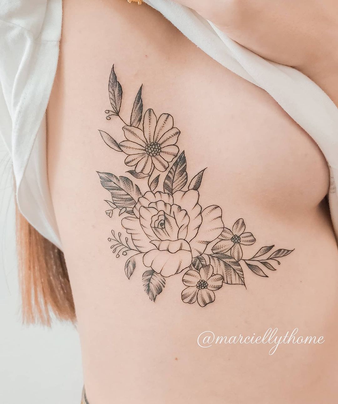 Tatuagem feminina na costela 15