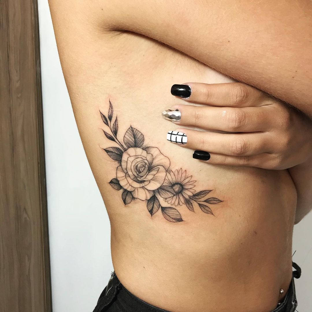 Tatuagem feminina na costela 16