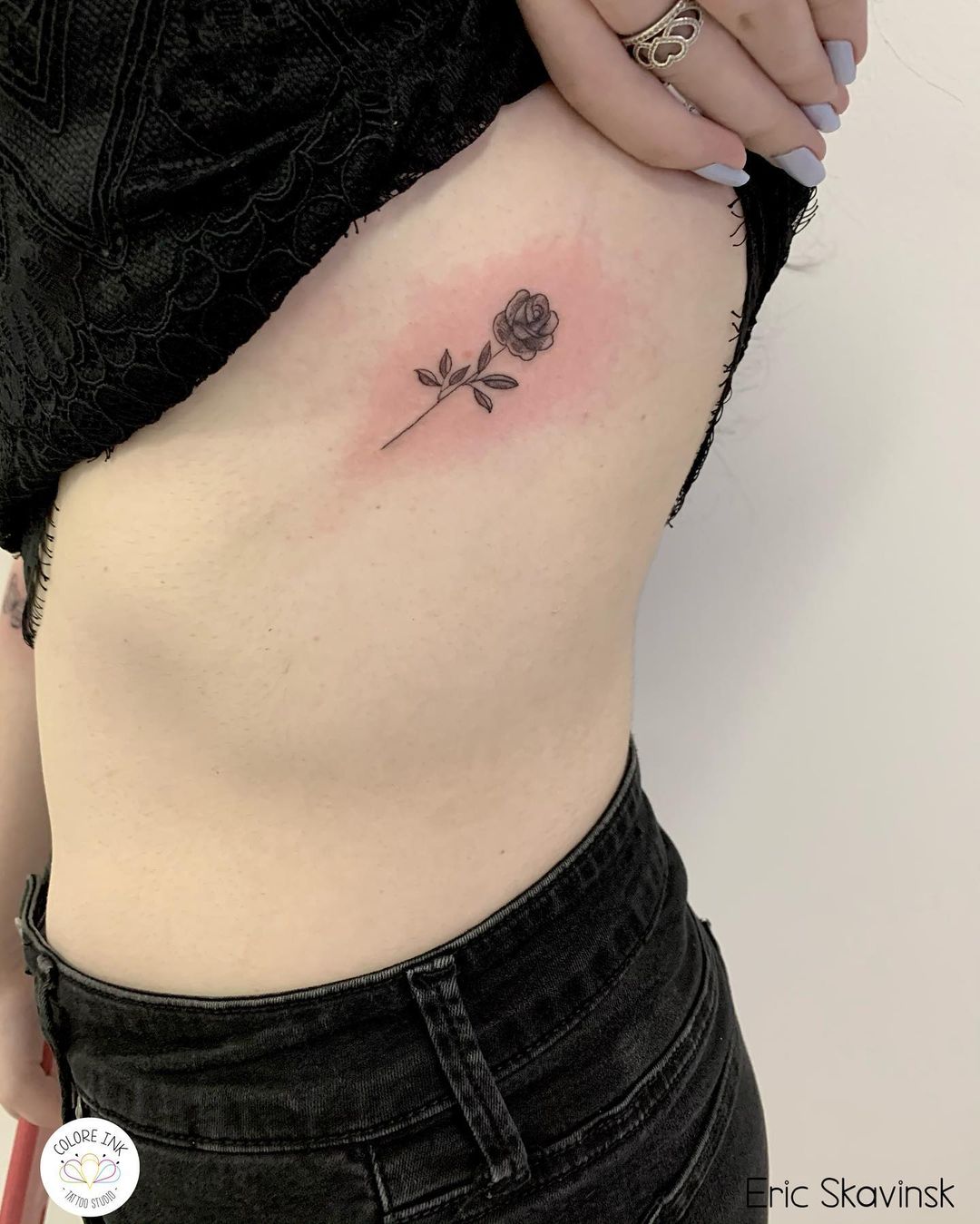 Tatuagem feminina na costela 18