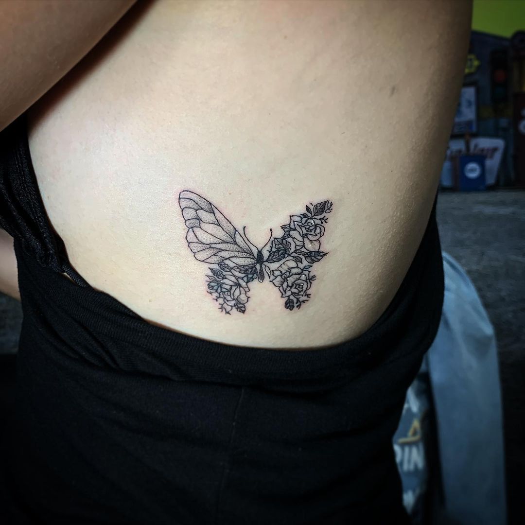 Tatuagem de borboleta na costela