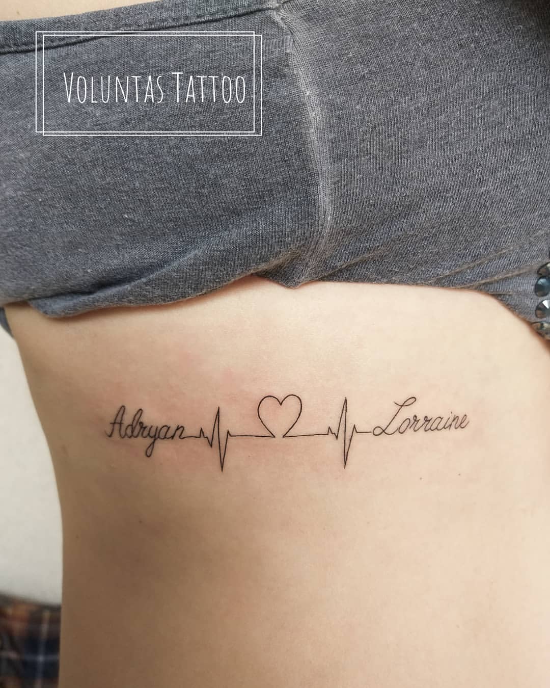 Tatuagem feminina na costela 26