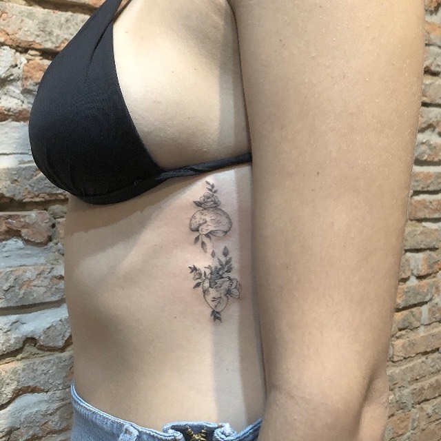 Tatuagem feminina na costela 8