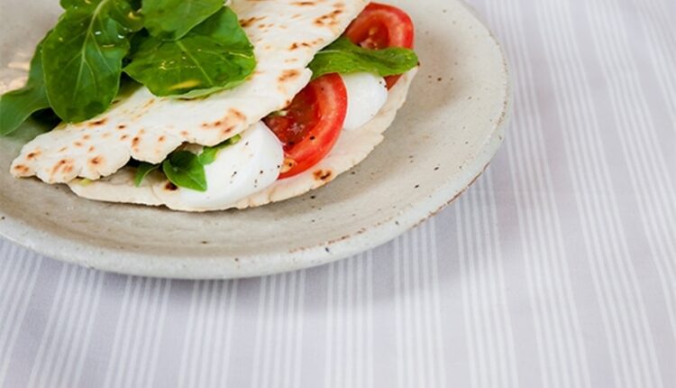 PIADINA COM SALADA CAPRESE E RÚCULA