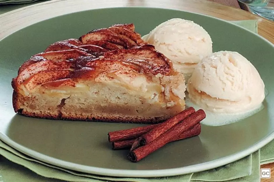 Torta de maçã e canela com sorvete prática