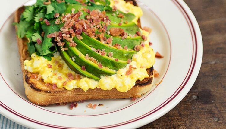 avocado toast com bacon