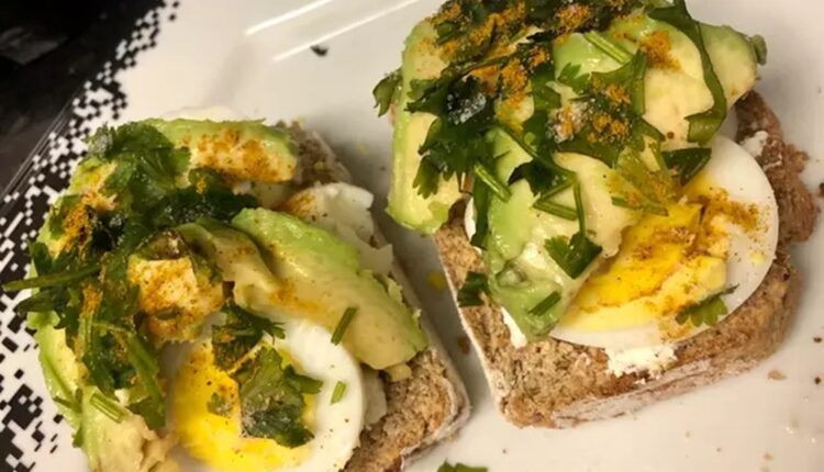 avocado toast com ovos