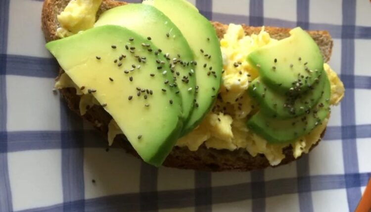 avocado toast com ovos mexidos